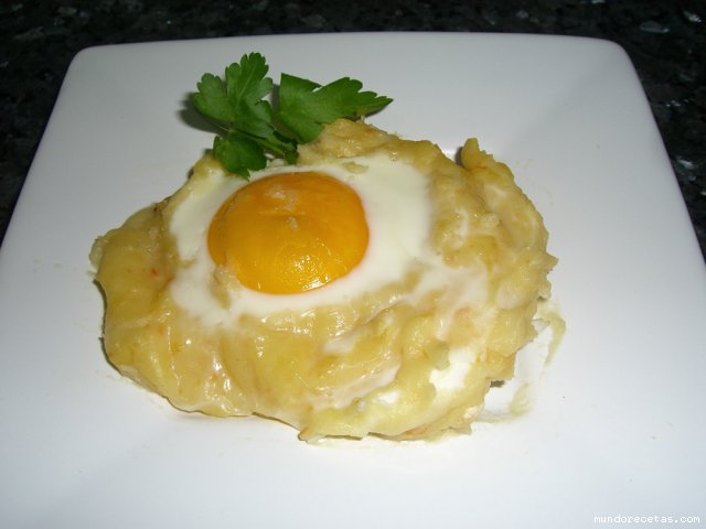 Nidos de puré con Huevos Thermomix