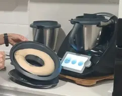 Step <p>COCCIÓN DE LA ROSCA</p><p> 1. llenamos 1L de agua el vaso, le podemos echar unas gotas de zumo de limón para que no se hagan oscuras la cuchillas, ponemos el varoma encima de la tapa y programamos 40 min, varoma, velocidad 1.<br><br><br />
</p><p><br><br><br />
</p><p><br><br><br />
</p><p><br><br><br />
</p><p><br><br><br />
</p><p><br><br><br />
</p><p>RELLENO<br><br><br />
</p><p><br><br><br />
</p><p><br><br><br />
</p><p>Con la rosca fría, la abrimos por el centro y untamos la lactonesa. Colocamos el pollo, el jamón, el pimiento frito y el queso. Doramos la rosca en el horno a 220 º. </p> illustration