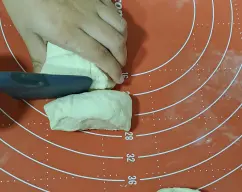 Step <p>Ponemos en el vaso la leche y la levadura y mezclamos 2 min/37°C/vel 2</p> illustration