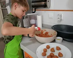 Step <p><span style="font-weight: normal;">Ponga en el vaso la cebolla, los ajos, las almendras y el aceite. Trocee 3 seg/velocidad 5 y sofría 10 min/120°C/velocidad . Mientras tanto, con las manos engrasadas forme bolas con la carne aliñada y colóquelas en la bandeja Varoma.</span></p> illustration