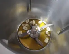 Step <p>Ponemos en el vaso el aceite y los ajos y sofreimos 8 min/120°C/giro inverso/vel cuchara.</p> illustration