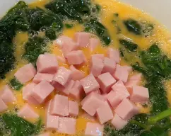 Step Eliminamos el agua del vaso y añadimos 8 huevos tamaño L (9 huevos M ) y mezclamos 15 seg vel 3. Una vez mezclados los huevos introducimos las espinacas en un bol y añadimos los huevos junto con los tacos de jamón de pavo. illustration