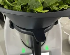 Step <p>Añadimos al vaso litro y medio de agua y las espinacas las ponemos en la varoma, programamos 18 minutos temp Varoma vel 1.</p> illustration