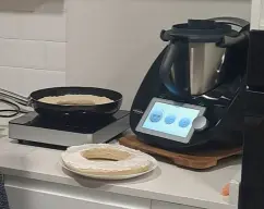 Step <p>PREPARACION DE LA LACTONESA(AJONESA)</p><p>1. Ponemos una jarra encima de la tapa, ponemos la báscula y pesamos el aceite, lo reservamos.</p><p>2. Ponemos 1 ajo en el vaso, la leche y la sal y programamos 1 min/37º/vel 4.</p><p>3. Programamos Vel 4 y vamos vertiendo el aceite sobre la tapa sin quitar el cubilete para hacer la emulsión. Bajamos los restos de las paredes y echamos al vaso el vinagre y 5 seg/vel 3.</p><p>Lavamos el vaso y sin secar pasamos al siguiente paso</p><p><br><br><br />
</p><p><br><br><br />
</p><p>Programamos Vel 4 y vamos vertiendo el aceite sobre la tapa sin quitar el cubilete para hacer la emulsión. Bajamos los restos de las paredes y echamos al vaso el vinagre y el perejil y 5 seg/vel 3.</p> illustration