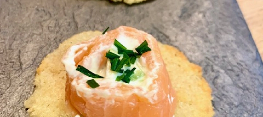 Rollito de salmón sobre teja de parmesano con Thermomix