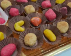 Step <p>Podemos separar en varios vasos la masa y le ponemos diferentes colorantes comestibles y a darles formitas, dejemos volar nuestra imaginación, se pega un poquito la masa, pero si lo hacemos rápido una bolita con las manos deja de pegarse en las manos.</p> illustration