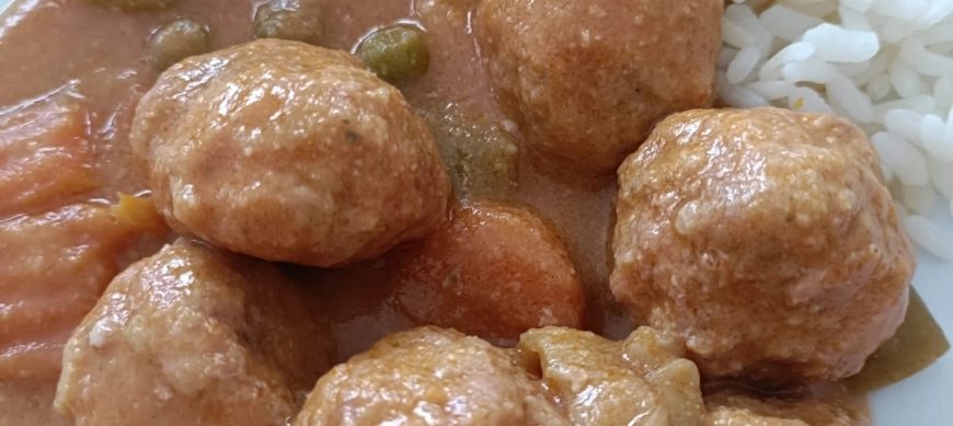 Albóndigas con verduras y salsa de almendras al estilo de casa