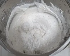 Step <p>Con el vaso seco y limpio pasamos a montar el merengue. </p><p>Colocamos la mariposa. Añadimos las 4 claras , 150g azúcar , 4 gotas de vinagre o zumo de limón y 1 pellizco sal</p><p>Montamos 4 min/50ºC/vel. 3,5</p> illustration