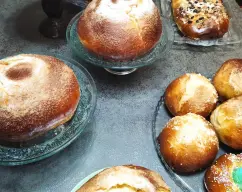 Step <p>Precalentar el horno a 180ºC. Untamos los panquemaos con un pincel de silicona con huevo batido rebajado con agua, y espolvoreamos con azúcar, a montoncitos. Horneamos a 180º entre 15-20 min, Si cogen demasiado color, colocar un papel de aluminio por encima para que no se quemen por arriba.</p> illustration