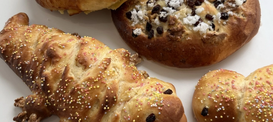 Monas de pascua , panquemados y coca con pasas y nueces con Thermomix