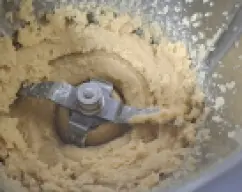 Step <p>Una vez terminado, sacamos el cestillo, quitar el agua del cestillo y sin lavar el vaso, ponemos las patatas cocidas, las almendras si le vamos a poner y el azúcar, mezclamos 30seg, vel 4, tiene que quedar una pasta sin grumos</p> illustration