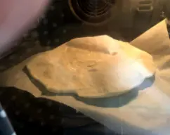 Step <p><span style="font-weight: normal;">Hornea directamente sobre la base del horno durante 7 minutos (250°C). Vas a ver como te salen burbujas!!</span></p> illustration