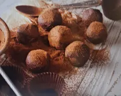 Step <p>Precalienta el horno a 180°C.
</p><p>
</p><p>Tritura el chocolate negro en trozos y la mantequilla en Thermomix a velocidad 8 durante 5 segundos.
</p><p>
</p><p>Añade el azúcar y los huevos, y mezcla a velocidad 4 durante 30 segundos.
</p><p>
</p><p>Incorpora la harina y la levadura tamizadas, y mezcla a velocidad 3 durante 20 segundos.
</p><p>
</p><p>Si te animas, agrega las nueces picadas y mezcla a velocidad 2 durante 10 segundos.</p> illustration