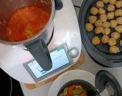 Step <p><span style="font-weight: normal;">Añada el agua, el concentrado de carne o sal y el laurel. Introduzca el cestillo y ponga la menestra de verduras.Tape el vaso. Sitúe el recipiente Varoma en su posición y coloque la bandeja Varoma con las albóndigas, tape y programe 30 min/Varoma/velocidad 1. Retire el Varoma, ponga las albóndigas en una cazuela. Retire el cestillo cuidadosamente con la espátula, y añada la menestra sobre las albóndigas. Reserve.</span></p> illustration