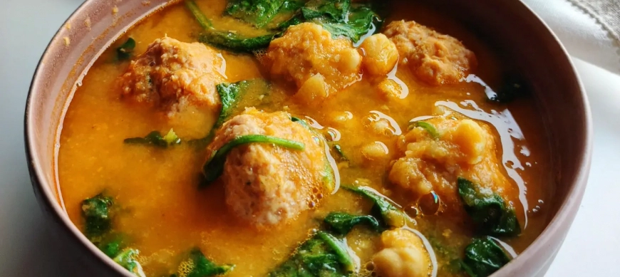 SOPA DE ALBÓNDIGAS Y GARBANZOS