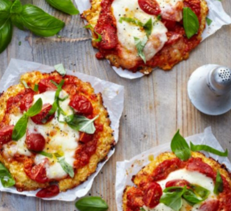 Minipizzas de base de coliflor y queso con tomate (sin gluten)