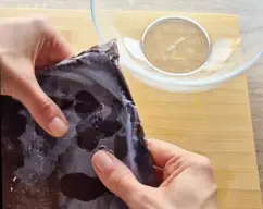 Step <p>Añade el resto de ingredientes y programa 8 min/90ºC/vel 2. Deja enfriar 10 min y vierte la mezcla en una bolsa zip para congelar. Asegúrate de que la colocas en posición plana dentro del congelador para que te quede una lámina fina de aprox 1 cm. Así podrás romperla fáilmente con las manos una vez congelada.<br></p> illustration