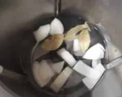 Step <p>Ponemos en el vaso el agua, la cebolla y el laurel y calentamos 10 min/100°C/vel cuchara. Mientras tanto, colocamos las patatas en la bandeja Varoma. Tapamos el Varoma y reservamos.</p> illustration