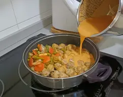 Step <p><span style="font-weight: normal;">Triture 1 min/velocidad 8. Vierta la salsa sobre las albóndigas y sirva inmediatamente.</span></p> illustration