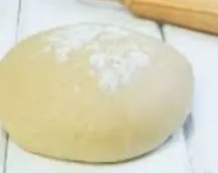 Step <p>Ponemos la harina ,la mantequilla en trozos, el yogur, 4 yemas (reservamos en un bol las claras),una pizca de sal y mezclamos 40seg/vel 4</p> illustration