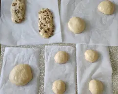 Step <p>Cuando haya doblado su volumen, nos untamos las manos con aceite y formamos los panquemaos, los colocamos en la bandeja del horno sobre papel de hornear y dejamos que vuelvan a doblar su volumen, otra hora y media (o el horno a 50º durante 30 minutos).</p> illustration