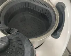 Step <p>Colocamos el cestillo dentro del vaso del thermomix y llenamos de agua hasta que dale un dedo para llegar al borde del cestillo</p> illustration