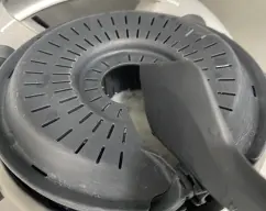 Step <p>Con la ayuda de la espátula sacamos el cestillo con el huevo ya escalfado.</p> illustration