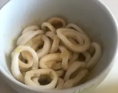 Step <p>Los calamares cortados rodajas finas,</p><p>ajos cortarlos 2 segundos en velocidad 7</p> illustration