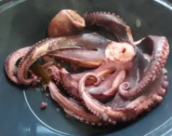 Step <p>Escurrimos el pulpo en el cestillo y, con unas tijeras, lo cortamos en rodajas de aprox. 1 cm de grosor sobre las patatas. Servimos espolvoreado con sal y pimentón y regado con aceite de oliva virgen extra.</p> illustration