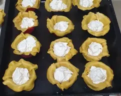 Step <p>Añadimos las nueces y mezclamos con la espátula con movimientos envolventes</p><p>Repartimos el merengue en los flamenquines y cerramos las cestitas juntando los bordes de la masa</p><p>Horneamos 12 min /180ºC</p><p><br></p> illustration