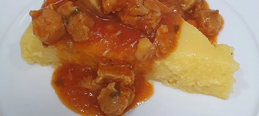Polenta con estofado de setas y soja