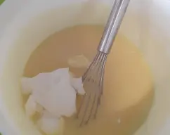 Step <p><span style="font-weight: normal;">Añada con movimientos envolventes la trituración a la nata montada y vuelva a reservar en el frigorífico.<br></span><br></p> illustration