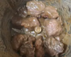 Step <p>Agregamos el tomillo, el romero, la pimienta, las carrilladas y el laurel. Mezclamos bien con la espátula y rehogamos 20 min/120°C/giro inverso/vel cuchara, con Tm31 poner temperatura Varoma</p> illustration