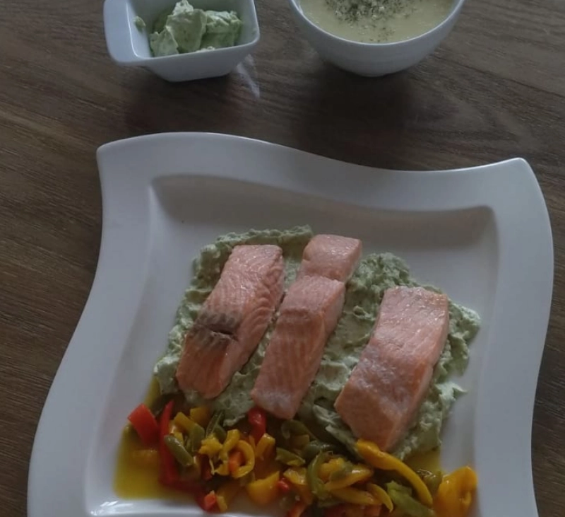 Menú: Patatas guisadas con puerros. Salmón con tres pimientos y salsa de aguacate