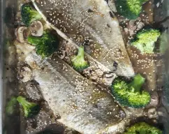 Step <p>Precalentamos el horno a 200°C. Engrasamos con aceite la bandeja de horno y reservamos.<br><br><br></p><p>Distribuimos los champiñones en la bandeja de horno preparada. Pincelamos los filetes de bacalao con la mitad de la marinada reservada y los colocamos, con la piel hacia arriba, sobre los champiñones.</p><p><br>Horneamos durante 15 minutos (200°C). Mientras tanto, continúe con la receta.<br></p><p>Ponemos en el vaso el agua y la sal. Introducimos el cestillo con el arroz. Situamos el recipiente Varoma en su posición con el brócoli. Tapamos el Varoma y programamos 16 min/Varoma/vel 4. Mientras tanto, cuando finalice el tiempo de horno, retiramos la bandeja del horno (no apagamos el horno). Retiramos el Varoma y reservamos. Con la muesca de la espátula, extraemos el cestillo y vertimos el arroz en una fuente para servir. Pincelamos los filetes de bacalao con la marinada restante.<br></p><p><br><br><br />
</p><p><br><br><br><br><br><br><br><br />
</p><p>Horneamos durante 5 minutos (200°C). Retiramos del horno y decoramos con las semillas de sésamo y la cebolleta. Regamos con 1 cucharada de aceite de sésamo y servimos con el arroz y el brócoli al vapor.</p> illustration