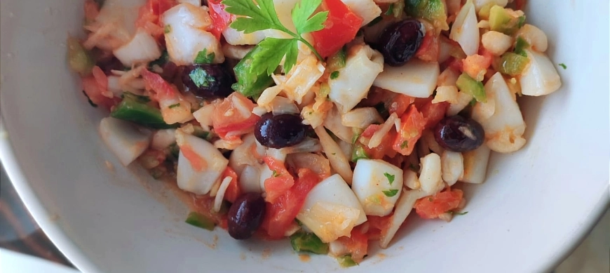 SEPIA CON ENSALADA DE VERANO