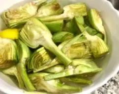 Step <p><span style="font-weight: normal;">Limpiamos las alcachofas dejando un poco de tallo. Parte las alcachofas en cuatro trozos o en seis dependiendo del tamaño y coloca en un recipiente con agua y limón.</span></p><p><span style="font-weight: normal;">Pon el taco de jamón en el vaso del Thermomix y da unos 3 ó 4 golpes de turbo, saca y reserva. Si es picado ya lo tienes hecho.</span></p> illustration