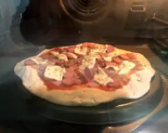 Step <p><span style="font-weight: normal;">Retire del horno (no lo apague) y reparte la mozzarella desmenuzada y el ingrediente elegido. Hornea nuevamente (250°C) durante 5-7 minutos en la mitad del horno hasta que la mozzarella esté fundida. Retire del horno, decore con hojas de albahaca fresca troceadas con la mano, corte en porciones y sirva.</span></p> illustration