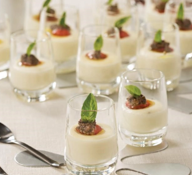 Vasitos de crema de queso manchego con aceituna negra y tomates cherry