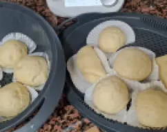 Step <p>Cuándo hayan enfriado un poco, los abrimos por la mitad sin llegarlos a cortar del todo, los rellenamos con la carne y los pasamos a una sartén con un poquito de aceite hasta que se doren, yo les puse cartilladas, canónigos y unas gotitas de allioli o como prefiráis, probar, algo verde fresco le va, y no me refería a una cervecita jefe.</p><p>Los puedes rellenar con carne, pescado o vegetales.</p><p>Espero que os gusten</p><p>Si lis hacéis, ya me vontais la experiencia.</p><p>Buen provecho </p><p><br></p><p><br></p> illustration