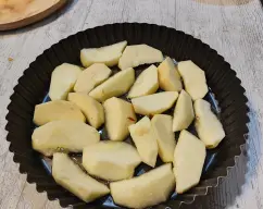 Step <p>cubra el fondo de un molde redondo de tarta (diametro 24 cm)con sirope de arce y coloque las manzanas peladas y cortadas en octavos. Hornee 10 min /120º. </p><p>El sirope de arce se puede sustituir por caramelo líquido si se desea</p> illustration