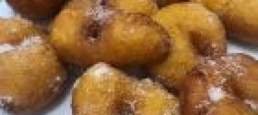 Buñuelos de calabaza y chocolate a la taza.