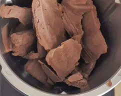 Step <p>Una vez congelada, pon la mitad en trozos en el vaso. <br></p> illustration