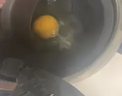 Step <p>Cuando el agua ha alcanzado la temperatura de ebullición, 100 grados. Añadimos el huevo previamente puesto en el cubilete de manera que poco a poco vaya entrando en contacto el agua con el huevo, lentamente </p> illustration