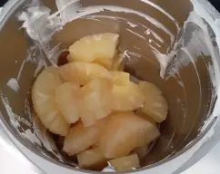 Step <p><span style="font-weight: normal;">Saque la piña del bote y reserve su jugo o el almíbar. Ponga la piña en el vaso e inicie </span>triturar 1 min/vel 8.<br></p><p><br></p> illustration