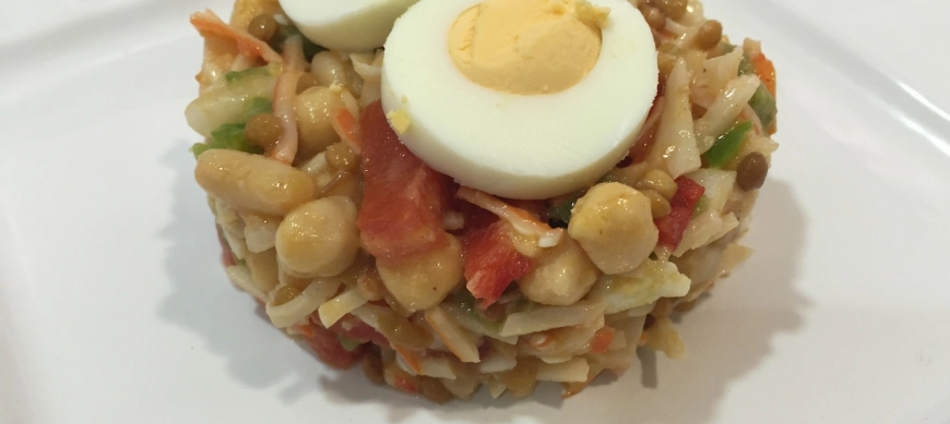 Salpicón de legumbres con surimi