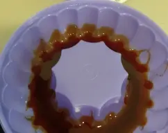 Step <p><span style="font-weight: normal;">Añada la gelatina de limón y mezcle</span> 2 min/vel 3<span style="font-weight: normal;">. Vierta en un bol y deje templar aprox. 15 minutos.<br>Mientras tanto, cubra el fondo de un molde de cake, o fuente con bordes ondulados, de 1,5 litros de capacidad con el caramelo líquido.</span></p> illustration