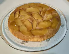 Step <p>Vuelque la tarta sobre la fuente donde la vaya a servir , y para dar el color del caramelo a las manzanas las puede pincelar con un poco de miel oscura de montaña.</p><p>Si ha usado caramelo en vez de sirope de arce no hace falta pincelar las manzanas. </p> illustration