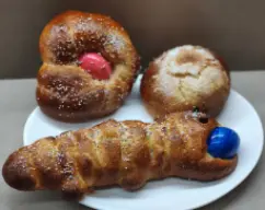 Step <p>Si quiere formar cocas de pasas y nueces, incorpórelas por el vocal unos segundos antes de terminar de amasar, vuelque la masa en la bandeja del horno, pinte con huevo batido, ponga nueces por encima y azúcar humedecido, deje reposar unos 30 minutos y hornee a 180ºC.</p> illustration