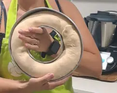 Step <p>PREPARACION DE LA MASA;</p><p>1. Ponga en el vaso el agua y la levadura y programe 1min/37º/vel. Mientras vamos engrasando con aceite el molde que hayamos elegido QUE NOS QUEPA EN EL VAROMA.</p><p>2. Añada la harina y la sal y amase 3 min/ modo amasar.</p><p>Cuando termine el amasado, la amasamos haciendo una bola, seguido de un rulo y la vamos estirando para hacer la rosca y ponerla en el molde que hayamos elegido, que previamente hayamos engrasado con aceite, .</p><p>* Mientras tanto pincele un molde de corona con aceite que quepa en el recipiente varoma.Retire la masa del vaso y amase ligeramente haciendo una bola. Haga un agujero en el centro y coloque la rosca en el molde preparado. Deje reposar hasta que doble el volúmen (aproximadamente 1 hora).</p> illustration